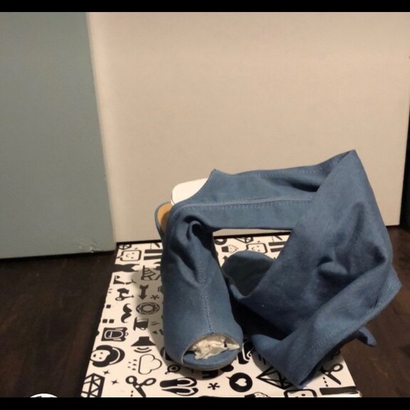 I’m selling wedge heeled MK shoes. Worn twice - Picture 7 of 7